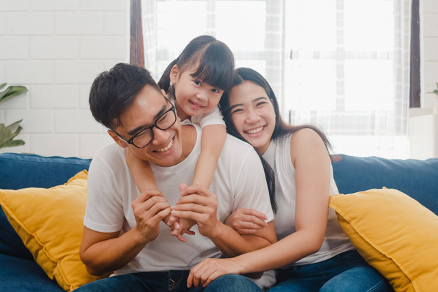 Ilustrasi keluarga bahagia. Foto: Tirachard Kumtanom/Shutterstock