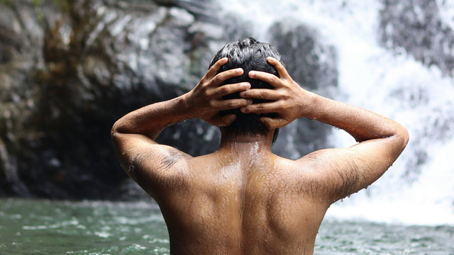 Ilustrasi Ki Dudo—murid Sunan Bonang—yang konon menjadi bulus. Sumber Foto: Pexels/musafir ozx