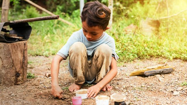 https://www.pexels.com/id-id/foto/duduk-bermain-muda-belum-tua-7466172/
