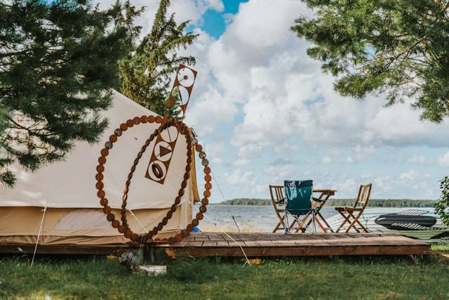 3 glamping di Sentul. Foto hanyalah ilustrasi, bukan tempat yang sebenarnya. Sumber: Unsplash/Oskar Kadaksoo
