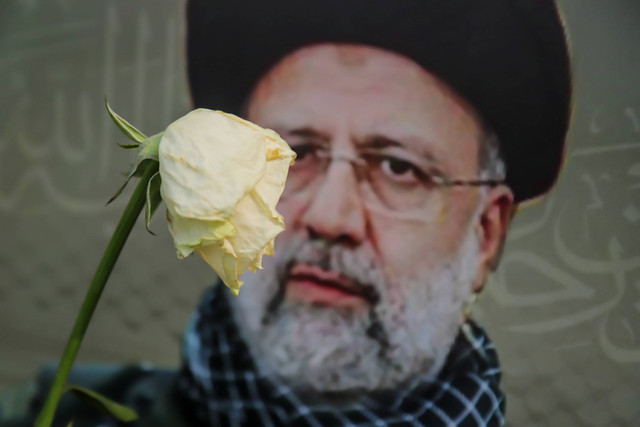 Karangan bunga duka cita atas meninggalnya Presiden Iran Ebrahim Raisi di depan Kedubes Iran untuk Indonesia di Jakarta, Selasa (21/5/2024). Foto: Jamal Ramadhan/kumparan