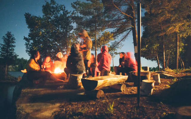 Camping pangalengan pinggir sungai. Foto hanya ilustrasi, bukan tempat sebenarnya.Sumber: Unsplash/Tegan Mierle