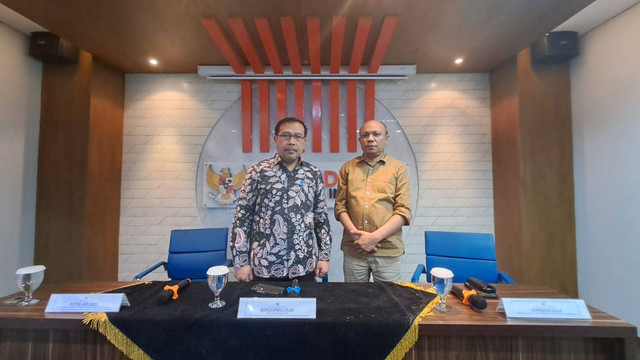 Ketua Ombudsman RI, Mokhammad Najih bersama Kepala Keasistenan Utama Resolusi dan Monitoring Ombudsman RI Dominikus Dalu, dalam konferensi pers di Jakarta, Selasa (21/5).  Foto: Ghifari/kumparan 