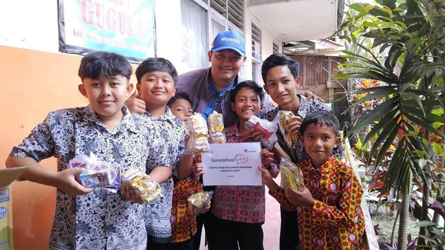 Hadirkan Senyum Korban Banjir, DT Peduli bersama Garudafood Berikan Hadiah