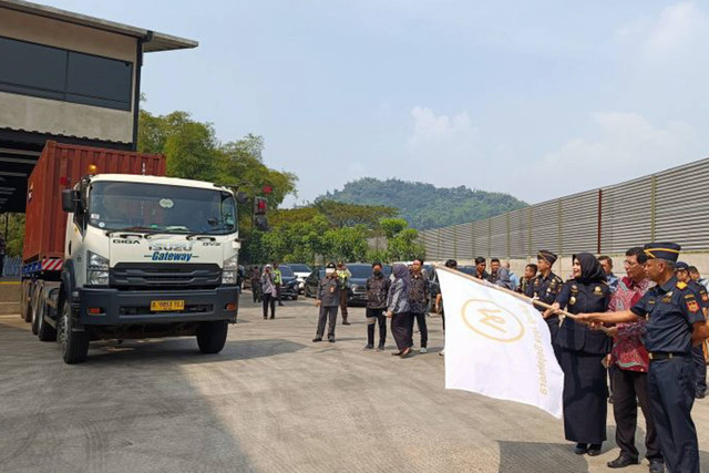 Kementerian Perindustrian melepas ekspor kain tekstil ke Dubai yang diproduksi oleh PT Mahugi Jaya Sejahtera di Kabupaten Bandung Barat, Jawa Barat, Selasa (21/5/2024).  Foto: Muzdaffar Fauzan/ANTARA