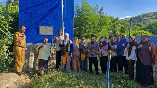 Warga Kampung Bajo, Desa Tadho, Kecamatan Riung, Kabupaten Ngada, NTT bersama Zulfa dari Insan Bumi Mandiri merayakan peresmian Sumur Bor dan PLTS untuk Meningkatkan Kualitas Sanitasi dan Fasilitas Air Bersih di Desa Tadho, pada 14 Mei 2024.