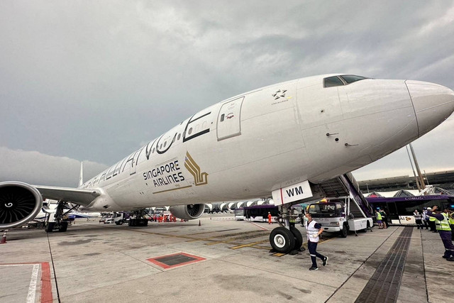 Sebuah pesawat Singapore Airlines terlihat di landasan setelah pendaratan darurat di Bandara Internasional Suvarnabhumi Bangkok, Thailand, Selasa (21/5/2024). Foto: Pongsakornr Rodphai/Handout via REUTERS