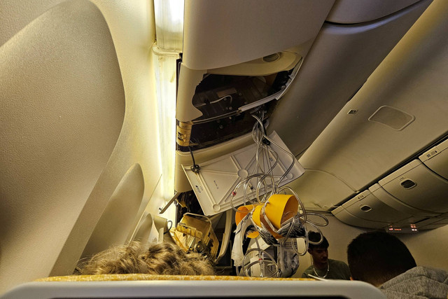Kondisi interior pesawat Singapore Airlines penerbangan SQ321 setelah pendaratan darurat akibat turbulensi, di Bandara Internasional Suvarnabhumi Bangkok, Thailand, Selasa (21/5/2024). Foto: Stringer/Reuters