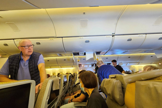 Kondisi di dalam pesawat Singapore Airlines penerbangan SQ321 setelah pendaratan darurat akibat turbulensi, di Bandara Internasional Suvarnabhumi Bangkok, Thailand, Selasa (21/5/2024). Foto: Stringer/Reuters