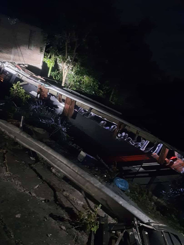 Bus Studi Tour Bawa 42 Penumpang Masuk Jurang di Tanggamus, Lampung. | Foto: Istimewa 