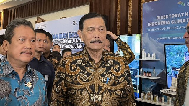Menko Bidang Kemaritiman dan Investasi (Menko Marves) Luhut Binsar Pandjaitan serta Menteri Kelautan dan Perikanan (KKP) Sakti Wahyu Trenggono usai seminar di Hotel Merusaka Nusa Dua Bali, Rabu (22/5/2024). Foto: Ghinaa Rahmatika/kumparan