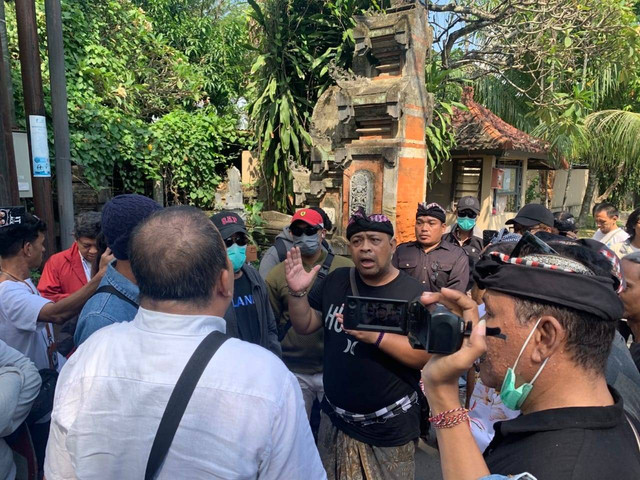Aktivis Nyoman Mardika saat dihadang masuk ke lokasi People's Water Forum - IST