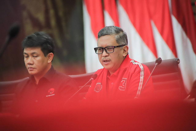 Sekjen PDI Perjuangan (PDIP), Hasto Kristiyanto didampingi jajaran memberikan keterangan pers menjelang pelaksanaan Rakernas V PDIP di Kantor DPP PDIP, Menteng, Jakarta Pusat, Rabu (22/5/2024). Foto: Jamal Ramadhan/kumparan