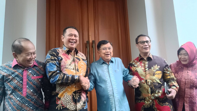 Jusuf Kalla dengan para Pimpinan MPR RI usai berdiskusi di Brawijaya 6, Jaksel, Rabu (23/5/2024). Foto: Thomas Bosco/kumparan