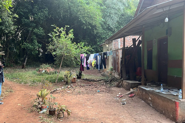 Polisi Menggeledah Rumah Pegi, DPO Terduga Pelaku Pembunuhan Vina dan Eki di Cirebon, Jawa Brat, Rabu (22/5/2024). Foto: Dok. kumparan