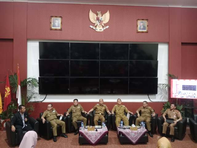 Para Penjabat (Pj) Kepala Daerah di Provinsi Lampung dalam diskusi publik yang diselenggarakan Fakultas Hukum Unila. | Foto : Eka Febriani / Lampung Geh