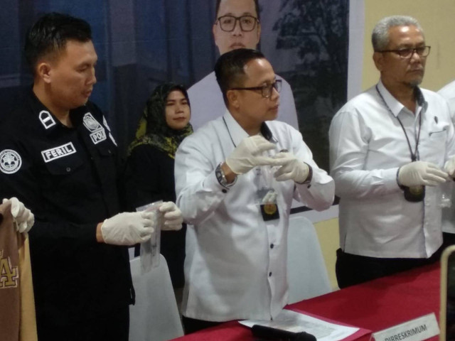 Dirreskrimum Polda Sumsel Kombes M Anwar Reksowidjojo saat menunjukkan bukti dokter MY telah mencabuli istri pasien, Foto : Istimewa