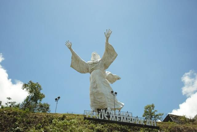Patung Tuhan Yesus Memberkati. Sumber: Unsplash/Sandip Roy