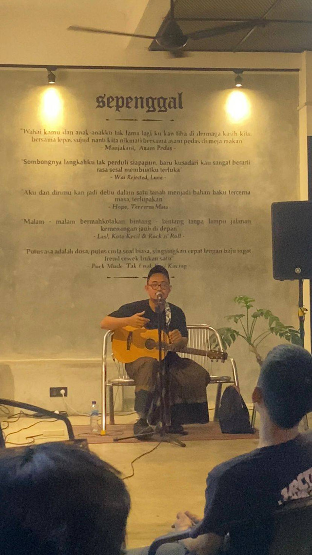 Jono Terbakar, seorang solois Folk asal Joga sukses gelar proyek seni Happy Mental. Foto: Rizky Prapurna Bakti/Hi!Pontianak