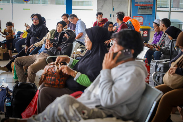 Penumpang menunggu keberangkatan di Terminal Terpadu Pulogebang Cakung Jakarta Timur pada Kamis (23/5/2024). Foto: Iqbal Firdaus/kumparan