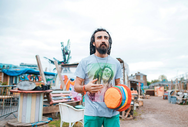 Ilustrasi model rambut pria panjang. Unsplash.com/Toa-Heftiba