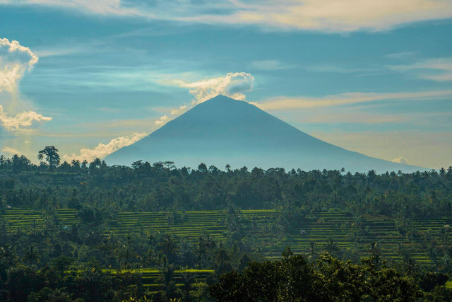 Ilustrasi Tantangan yang Dihadapi oleh Masyarakat yang Tinggal di Daerah Gunung Api Aktif. Sumber: Pexels/Oleksandr P
