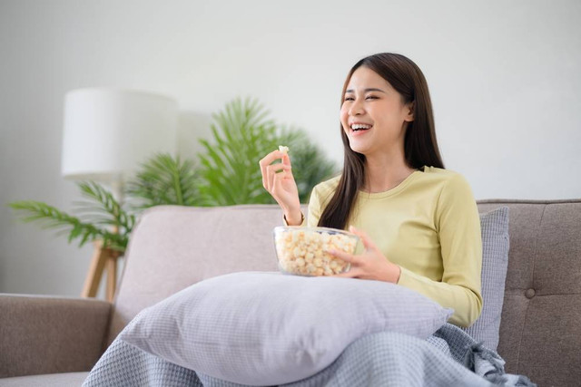 Ilustrasi nonton film saat long weekend. Foto: Shutterstock. 