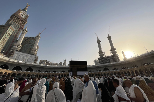 Jamaah calon haji Indonesia memanjatkan doa di Masjidil Haram, Makkah, Arab Saudi, Kamis (23/5/2024). Foto: ANTARA FOTO/Sigid Kurniawan