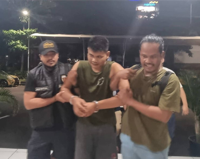 MGS penusuk ustaz (tengah). Dok: Polres Metro Jakarta Barat.