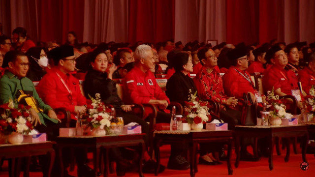 Ketum PDIP Megawati Soekarnoputri (tengah) di rakernas, Jakarta, Jumat (24/5). Foto: Dok. SS Yotube PDIP