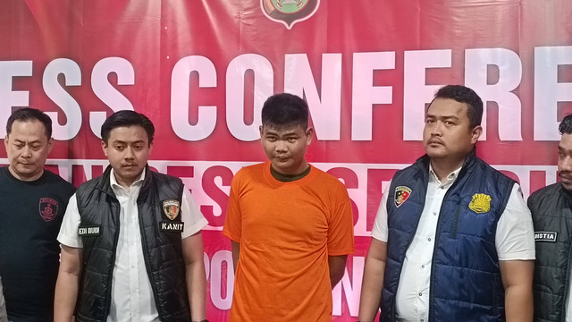 Muhammad Galang Sadewo alias Galang bin Gatot (kaus oranye), pelaku penusukan lansia hingga tewas di Kebon Jeruk usai ditangkap Polres Metro Jakbar, Jumat (24/5/2024). Foto: Thomas Bosco/kumparan