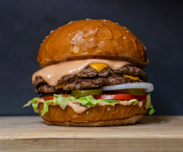Burger Terenak di Jakarta. Foto Hanya Ilustrasi, Bukan Tempat Sebenarnya. Sumber Unsplash Amirali Mirhashemian