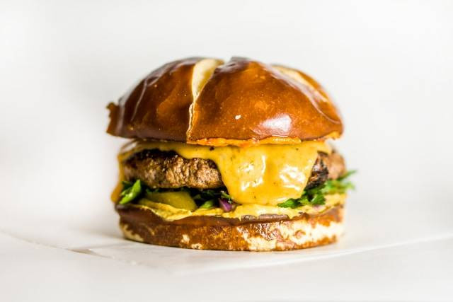 Ilustrasi Menu Burger Bangor. Foto: dok. Unsplash/amirali mirhashemian