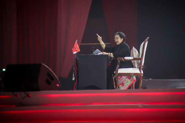 Ketum PDIP Megawati Soekarnoputri berpidato pada Rakernas V PDIP di Beach City International Stadium Ancol, Jakarta, Jumat (24/5/2024). Foto: Jamal Ramadhan/kumparan