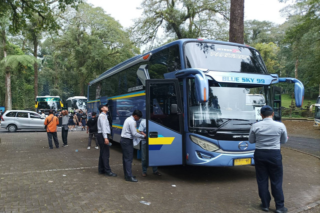Petugas melakukan inspeksi keselamatan kendaraan atau ramp check sejumlah bus pariwisata yang mengangkut rombongan wisatawan dan study tour ke Pulau Dewata di Kebun Raya Bedugul Kabupaten Tabanan, Jumat (24/5/2024). Foto: Dok. Balai Pengelola Transportasi