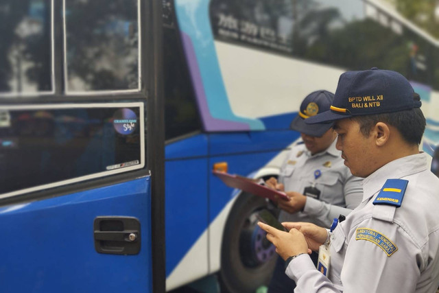 Petugas melakukan inspeksi keselamatan kendaraan atau ramp check sejumlah bus pariwisata yang mengangkut rombongan wisatawan dan study tour ke Pulau Dewata di Kebun Raya Bedugul Kabupaten Tabanan, Jumat (24/5/2024). Foto: Dok. Balai Pengelola Transportasi