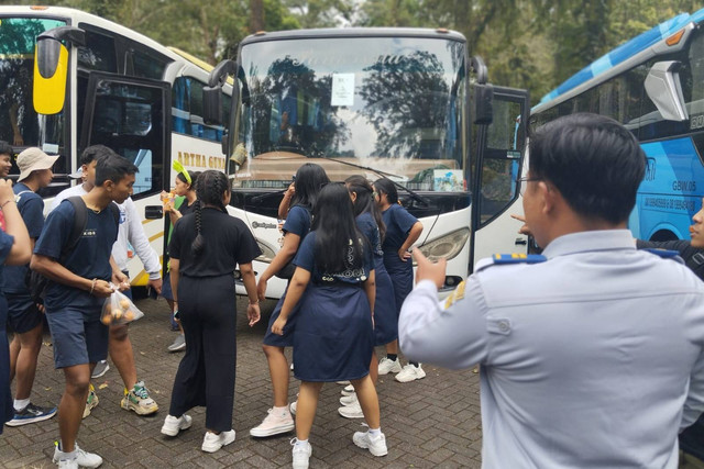 Petugas melakukan inspeksi keselamatan kendaraan atau ramp check sejumlah bus pariwisata yang mengangkut rombongan wisatawan dan study tour ke Pulau Dewata di Kebun Raya Bedugul Kabupaten Tabanan, Jumat (24/5/2024). Foto: Dok. Balai Pengelola Transportasi