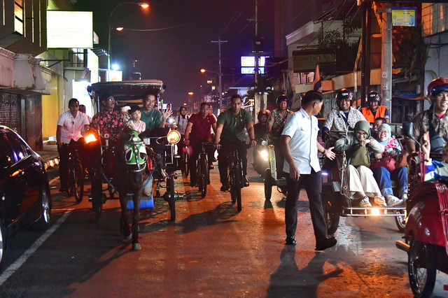 Momen Jokowi ajak cucunya berkeliling Malioboro naik andong pada Jumat (24/5) malam. Foto: Vico - Biro Pers Sekretariat Presiden