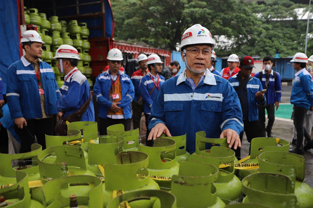 Mendag Zulkifli Hasan menunjukkan barang bukti temuan hasil pengawasan Barang Dalam Keadaan Terbungkus (BDKT) gas LPG 3 kilogram saat ekpose di PT Patra Trading SPPBE Tanjung Priok, Jakarta Utara, Sabtu, (25/5/2024). Foto: Dicky Adam Sidiq/kumparan