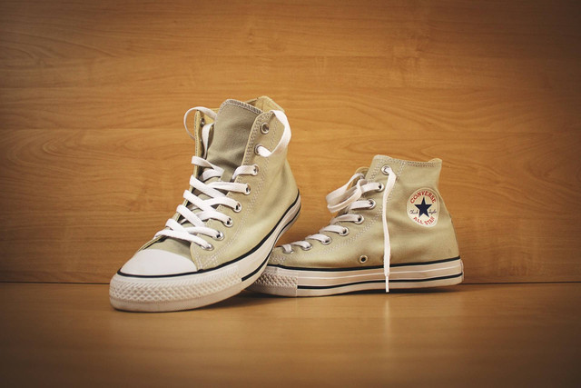 Daftar Store Converse. Sumber Unsplash Apostolos Vamvouras