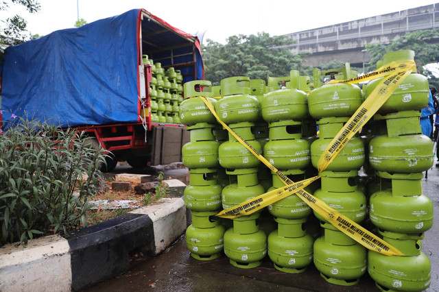 Barang bukti temuan hasil pengawasan Barang Dalam Keadaan Terbungkus (BDKT) gas LPG 3 kilogram saat ekpose di PT Patra Trading SPPBE Tanjung Priok, Jakarta Utara, Sabtu, (25/5/2024). Foto: Dicky Adam Sidiq/kumparan