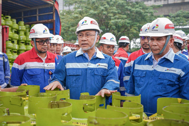 Menteri Perdagangan Zulkifli Hasan didampingi Direktur Pemasaran Regional Pertamina Patra Niaga Mars Ega Legowo saat melakukan kunjungan kerja ke Stasiun Pengisian Bulk Elpiji (SPBE) di Tanjung Priok, Jakarta Utara, Sabtu (25/5/2024). Foto: Dok. Pertamina