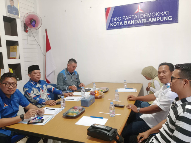 Ketua KNPI Provinsi Lampung Iqbal Ardiansyah melakukan fit and proper test calon Walikota Bandar Lampung di Partai Demokrat. | Foto: Eka Febriani/ Lampung Geh