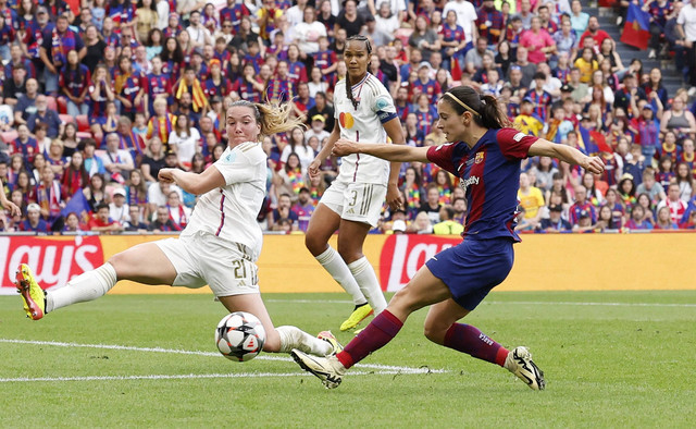 Aitana Bonmati saat mencetak gol ke gawang Lyon di final Liga Champions Wanita 2024.  Foto: Albert Gea/Reuters