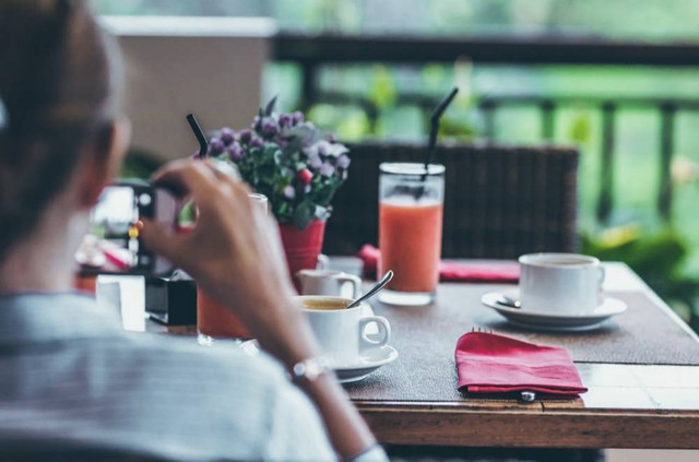 Foto Hanya Ilustrasi Minuman Khas Semarang, Bukan Tempat Sebenarnya   Sumber Unsplash/Artem Beliaikin