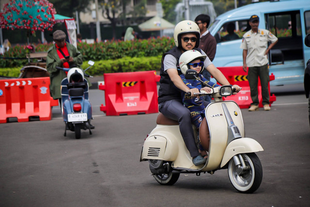 Para pecinta motor skuter seperti Vespa, Bajaj dan Lambretta bersiap untuk riding bersama menuju CIBIS Park dari gerbang Monumen Nasional, Jakarta, Minggu (26/5/2024). Foto: Jamal Ramadhan/kumparan