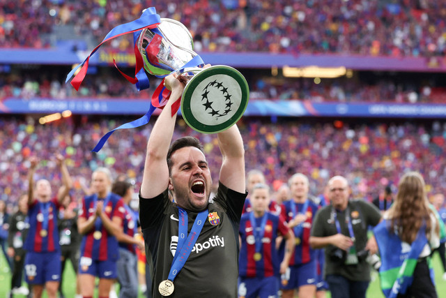 Pelatih Barcelona asal Spanyol Jonatan Giraldez merayakan setelah memenangkan pertandingan sepak bola final Liga Champions Wanita UEFA antara FC Barcelona dan Olympique Lyonnais di stadion San Mames di Bilbao (25/5/2024). Foto: Pierre-Philippe Marcou/AFP