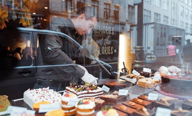 Dessert by Dare Tebet. Foto hanyalah ilustrasi, bukan tempat yang sebenarnya. Sumber: Unsplash/Toa Heftiba