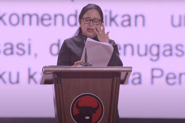 Puan Maharani mengusap air mata saat Penutupan Rakernas PDI Perjuangan di Jakarta Utara, Minggu (26/5/2024). Foto: Dok. Youtube PDI Perjuangan