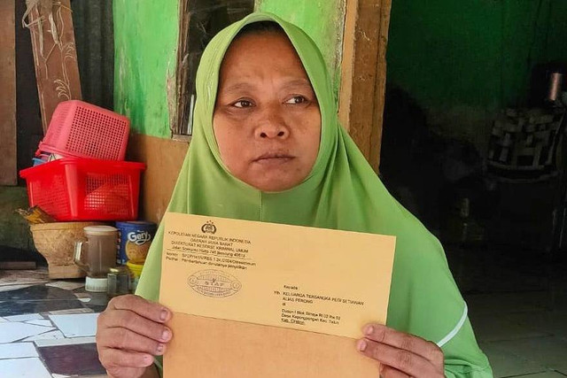 Kartini saat menunjukkan surat pemanggilan Lusiana, adik Pegi Setiawan, dari Polda Jabar di teras rumahnya, Minggu (26/5/2024). Foto: kumparan